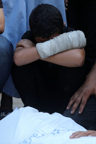 ودّع المشيّعون جثامين سبعة فلسطينيين قُتلوا في غارة جوية إسرائيلية على مقهى في ميناء غزة في اليوم السابق، وذلك خلال جنازتهم في مستشفى الشفاء بمدينة غزة، في 19 أغسطس/آب 2026.