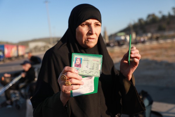 فلسطينيون من قطاع غزة، بينهم مرضى ومرافقون وعمال كانوا يعملون في إسرائيل، ينتظرون عند حاجز ترقوميا غرب الخليل في الضفة الغربية، في 24 أغسطس/آب 2026 .صورة: مأمون وزواز