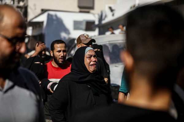 فلسطينيون يشيّعون جثامين تسعة أشخاص، بينهم طفل، استُشهدوا في غارة جوية إسرائيلية استهدفت مقرًا للشرطة وسط مدينة غزة، في 19 أغسطس/آب 2026. الصورة: بلال أسامة