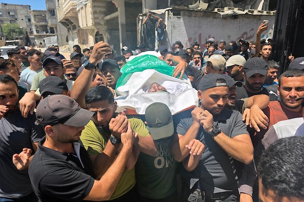 شُيّع جثمان حازم موسى في خان يونس، جنوب قطاع غزة، في 24 أغسطس/آب 2026، بعد استشهاده متأثراً بجراحه التي أصيب بها في غارة إسرائيلية استهدفته في المدينة قبل يوم. صورة: طارق محمد