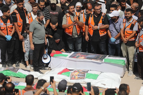 فلسطينيون يشاركون في تشييع رفات 50 شخصًا انتُشلوا من تحت أنقاض مبانٍ مدمرة في مدينة غزة، 20 آب/أغسطس 2026. (تصوير: بلال أسامة)