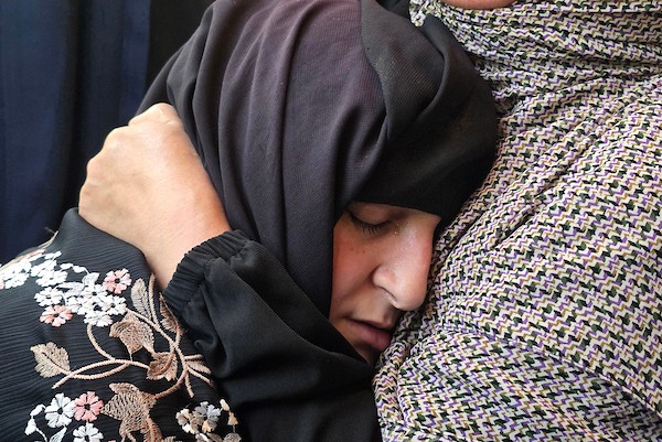 ودّع المشيّعون جثمان حذيفة كوارع خلال جنازته في مجمع ناصر الطبي بخان يونس، جنوب قطاع غزة، في 13 أغسطس/آب 2026.(صورة: طارق محمد )