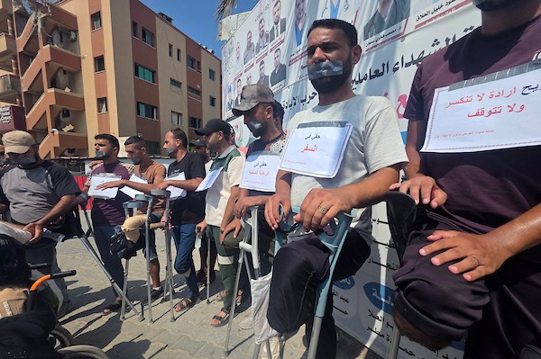 مرضى وجرحى فلسطينيون يشاركون في اعتصام مفتوح داخل مجمع ناصر الطبي في خان يونس، جنوب قطاع غزة، في 16 آب/أغسطس 2026، مطالبين بفتح المعابر والسماح لهم بالسفر لتلقي العلاج خارج القطاع.(صورة: طارق محمد)