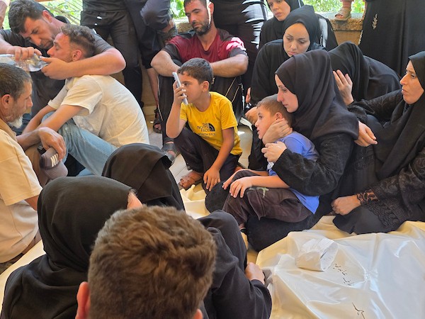 حضر المشيعون جنازة ثلاثة من أفراد عائلة عابدين في مجمع ناصر الطبي بخان يونس، جنوب قطاع غزة، في 28 أغسطس/آب 2026.صورة: طارق محمد