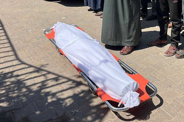 مشيعون يودعون الطفلة الفلسطينية صبا الحشاش في مجمع ناصر الطبي بخان يونس، جنوب قطاع غزة، في 10 أغسطس/آب 2026. تصوير: طارق محمد