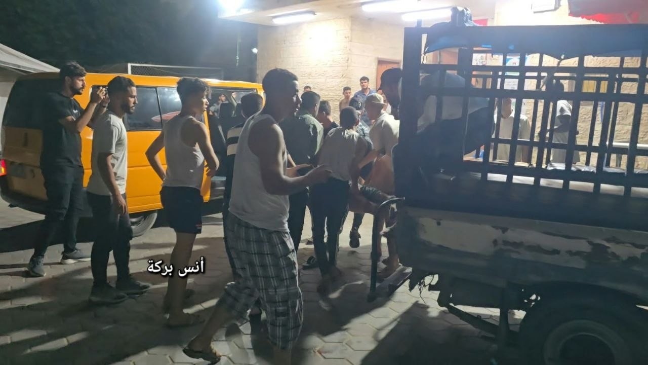 وصول إصابات وشهيدين لمستشفى شهداء الأقصى بعد استهداف خيمة بشارع الشيخ داوود بدير البلح.jpg