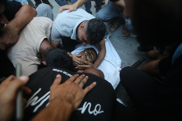 ودّع فلسطينيون جثامين ثلاثة أشخاص في مجمع الشفاء الطبي بمدينة غزة في 25 أغسطس/آب 2026، بعد استشهادهم في غارة إسرائيلية على مخيم جباليا (صورة: بلال أسامة)