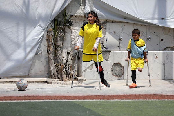 أطفال فلسطينيون فقدوا أطرافاً خلال الحرب يشاركون في تدريب لكرة القدم تنظمه أكاديمية «هيل» للمبتورين، في مساحة تجمع الرياضة والدعم النفسي ومحاولة استعادة جانب من طفولتهم، مدينة غزة، 8 أغسطس/آب 2026. (تصوير: بلال أسامة)