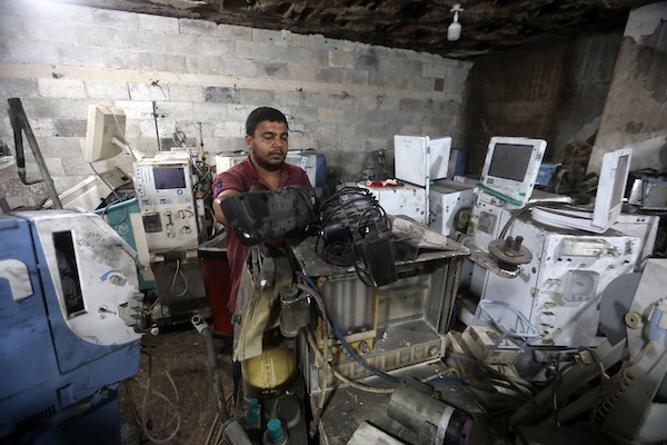 مهندسون يحاولون إصلاح أجهزة طبية تضررت جراء القصف والدمار في مستشفى الشفاء بمدينة غزة، في 16 آب/أغسطس 2026. (صورة: بلال أسامة)