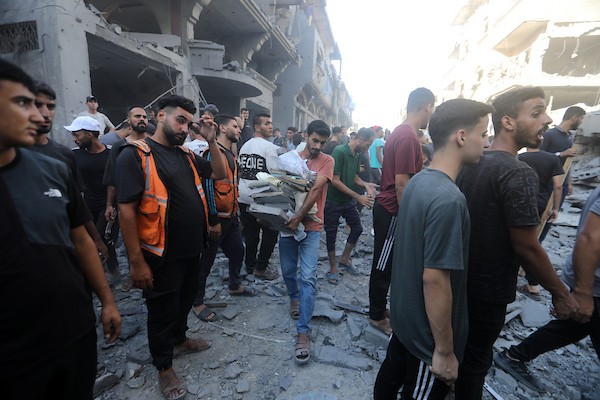 تجمع فلسطينيون في موقع غارة إسرائيلية استهدفت مبنى سكنياً في مخيم الشاطئ، غرب مدينة غزة، في 24 أغسطس/آب 2026. صورة من بلال أسامة