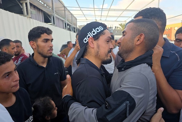 وصل أسرى فلسطينيون مُفرج عنهم من السجون الإسرائيلية إلى مجمع ناصر الطبي في خان يونس، جنوب قطاع غزة، في 16 أغسطس/آب 2026. (صورة: طارق محمد)