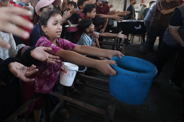 نازحون فلسطينيون يتجمعون لتلقي وجبات طعام من مطبخ خيري في مخيم النصيرات للاجئين، وسط قطاع غزة، في 16 آب/أغسطس 2026. (صورة: حسن الجدي)