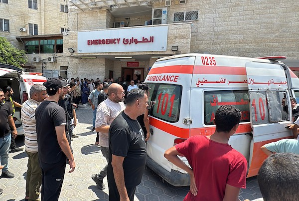 نقل مسعفون جثمان وعدداً من الجرحى إلى مستشفى شهداء الأقصى إثر غارة إسرائيلية استهدفت فناء منزل في دير البلح، وسط قطاع غزة، في 22 أغسطس/آب 2026. (صورة: أحمد إبراهيم)