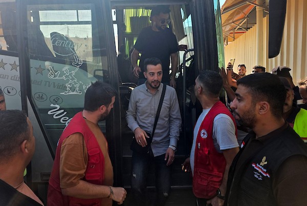 مرضى فلسطينيون ومرافقوهم لدى وصولهم إلى مجمع ناصر الطبي في خان يونس، جنوب قطاع غزة، في 10 أغسطس/آب 2026، بعد عودتهم من الضفة الغربية عبر معبر كرم أبو سالم إثر أشهر من تعذر الوصول إلى غزة بسبب الحرب وإغلاق المعابر. (صورة: طارق محمد)