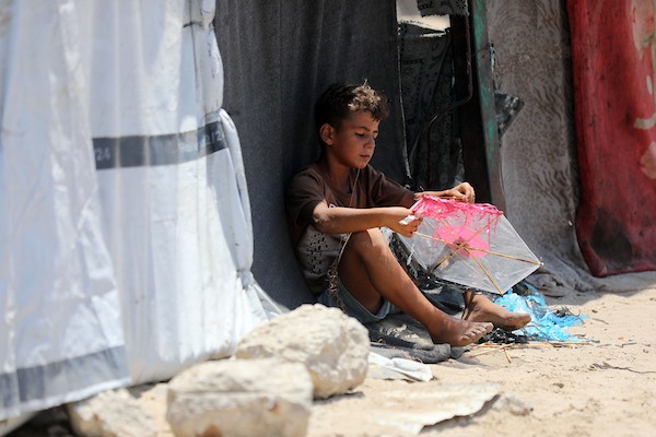 فلسطينيون نازحون يقيمون في خيام مؤقتة ومكتظة على طول شاطئ مدينة غزة، في 12 أغسطس/آب 2026.(صورة: بلال أسامة)