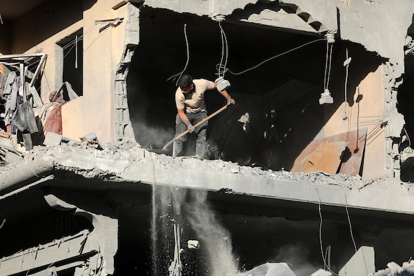 تجمع فلسطينيون في موقع غارة إسرائيلية استهدفت مبنى سكنياً في مخيم الشاطئ، غرب مدينة غزة، في 24 أغسطس/آب 2026. صورة من بلال أسامة