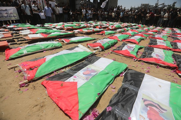 فلسطينيون يشيّعون في مدينة غزة، في 4 أغسطس/آب 2026، جثامين ورفات 112 شخصاً من عائلتي الحساينة وأبو شريعة، انتشلتها طواقم الدفاع المدني من تحت أنقاض منازلهم في حي الصبرة، بعد بقائها مدفونة منذ غارة إسرائيلية استهدفت المنطقة في نوفمبر/تشرين الثاني 2023.