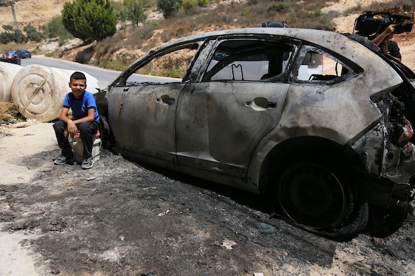 فلسطينيون يعاينون سيارات محترقة عقب هجوم لمستوطنين إسرائيليين استهدف منازل وممتلكات وخطوط كهرباء بين قريتي جالود وتلفيت، قرب نابلس، في 4 أغسطس/آب 2026. (تصوير: محمد ناصر)