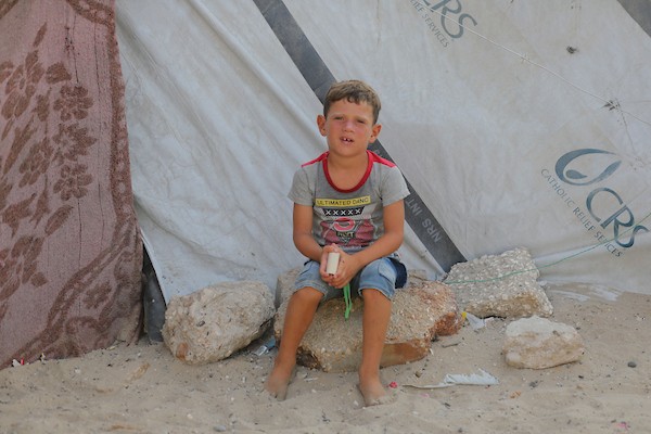 فلسطينيون نازحون يحاولون مواصلة حياتهم اليومية داخل خيام متداعية ومكتظة على شاطئ مدينة غزة، وسط ظروف إنسانية قاسية فرضها النزوح المطول والحرب، 7 أغسطس/آب 2026. تصوير: بلال أسامة