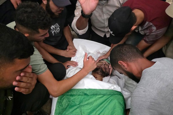 فلسطينيون يحضرون جنازة ثلاثة أشخاص في خان يونس، جنوب قطاع غزة، في 25 أغسطس/آب 2026. توفي اثنان منهم متأثرين بجراح أصيبا بها في غارات إسرائيلية سابقة، بينما استشهد الثالث في غارة إسرائيلية مساء اليوم السابق. تصوير: طارق محمد