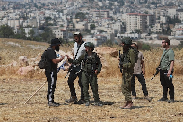 فلسطينيون ونشطاء دوليون خلال وقفة تضامنية مع أصحاب أراضٍ مهددة بالمصادرة في منطقة هراسا بمدينة بيت ساحور، في 14 أغسطس/آب 2026.(تصوير: مأمون وزواز)