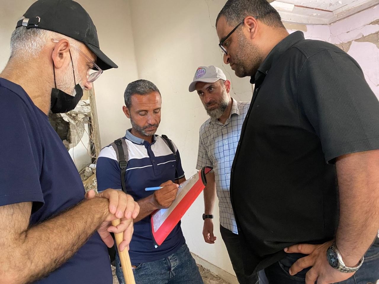 الدفاع المدني يعاين 8 منازل مدمرة تضم جثامين نحو 170 شهيدًا تمهيدًا لانتشالهم.jpg