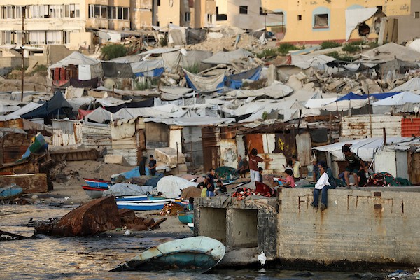 فلسطينيون نازحون يحاولون مواصلة حياتهم اليومية داخل خيام متداعية ومكتظة على شاطئ مدينة غزة، وسط ظروف إنسانية قاسية فرضها النزوح المطول والحرب، 7 أغسطس/آب 2026. تصوير: بلال أسامة