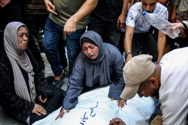 فلسطينيون يشيّعون جثامين تسعة أشخاص، بينهم طفل، استُشهدوا في غارة جوية إسرائيلية استهدفت مقرًا للشرطة وسط مدينة غزة، في 19 أغسطس/آب 2026. الصورة: بلال أسامة