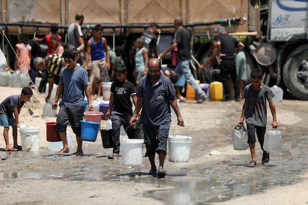 فلسطينيون نازحون يتجمعون للحصول على المياه في مخيم على شاطئ مدينة غزة، في 12 أغسطس/آب 2026. (صورة: أسامة)