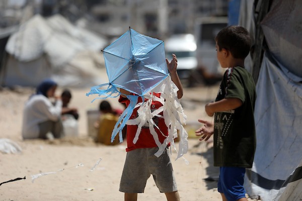فلسطينيون نازحون يقيمون في خيام مؤقتة ومكتظة على طول شاطئ مدينة غزة، في 12 أغسطس/آب 2026.(صورة: بلال أسامة)