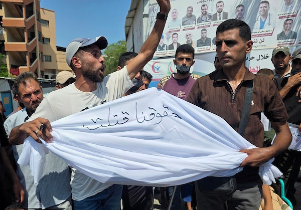 مرضى وجرحى فلسطينيون يشاركون في اعتصام مفتوح داخل مجمع ناصر الطبي في خان يونس، جنوب قطاع غزة، في 16 آب/أغسطس 2026، مطالبين بفتح المعابر والسماح لهم بالسفر لتلقي العلاج خارج القطاع.(صورة: طارق محمد)