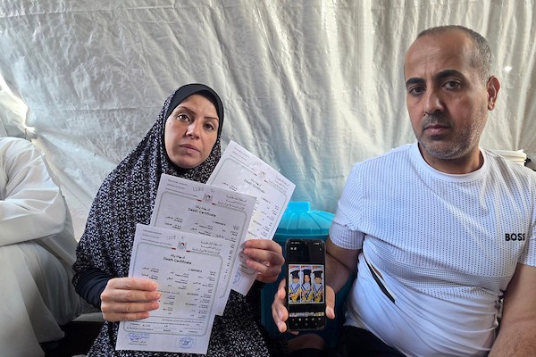 الفلسطيني أحمد عبد الكريم السقيلي في خان يونس، جنوب قطاع غزة، بعد الإفراج عنه من السجون الإسرائيلية وعودته ليعلم بمقتل أطفاله الستة في قصف إسرائيلي، 10 أغسطس/آب 2026. (صورة: طارق محمد)