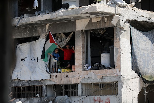 أطفال فلسطينيون نازحون يرتشفون الماء قرب مخيمات النزوح بجوار حي الشجاعية، شرق مدينة غزة، في 9 أغسطس/آب 2026، وسط ارتفاع درجات الحرارة وظروف معيشية صعبة في الخيام ومحدودية وسائل التبريد والخدمات الأساسية. (تصوير: بلال أسامة)