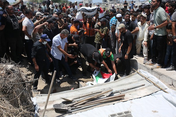 فلسطينيون يشيّعون في مدينة غزة، في 4 أغسطس/آب 2026، جثامين ورفات 112 شخصاً من عائلتي الحساينة وأبو شريعة، انتشلتها طواقم الدفاع المدني من تحت أنقاض منازلهم في حي الصبرة، بعد بقائها مدفونة منذ غارة إسرائيلية استهدفت المنطقة في نوفمبر/تشرين الثاني 2023.