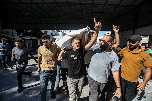 فلسطينيون يشيّعون جثامين تسعة أشخاص، بينهم طفل، استُشهدوا في غارة جوية إسرائيلية استهدفت مقرًا للشرطة وسط مدينة غزة، في 19 أغسطس/آب 2026. الصورة: بلال أسامة