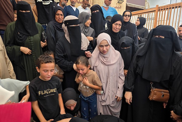 شُيّع جثمانا ياسر أبو الخير ومحمد نصر الدين في مجمع ناصر الطبي، بعد استشهادهما في غارة إسرائيلية غرب خان يونس، في 30 أغسطس/آب 2026. (صورة: طارق محمد)