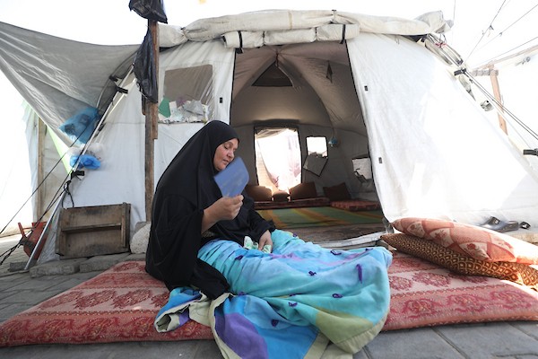 تعيش عائلات فلسطينية نازحة في خيام بمخيم النصيرات للاجئين وسط قطاع غزة، في 13 أغسطس/آب 2026. (صورة: حسن الجدي)