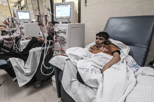 مرضى فلسطينيون يخضعون لجلسات غسيل الكلى في مستشفى شهداء الأقصى بدير البلح، في 5 أغسطس/آب 2026، وسط نقص حاد في الأدوية والمستلزمات الطبية عقب استهداف مستودع للإمدادات العلاجية. (تصوير: معز صالحي)