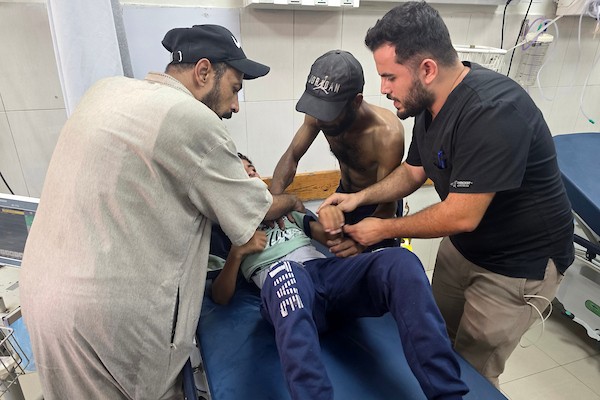 نقل جرحى، بينهم أطفال، إلى مجمع ناصر الطبي في خان يونس، جنوب قطاع غزة، في 23 أغسطس/آب 2026. (صورة: طارق محمد)