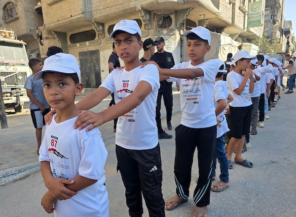 أطفال فلسطينيون يشاركون في ماراثون بين أنقاض حي الأمل في خان يونس، بالتزامن مع إطلاق مبادرة محلية لدعم الأيتام، جنوب قطاع غزة، 31 يوليو/تموز 2026. تصوير: طارق محمد.