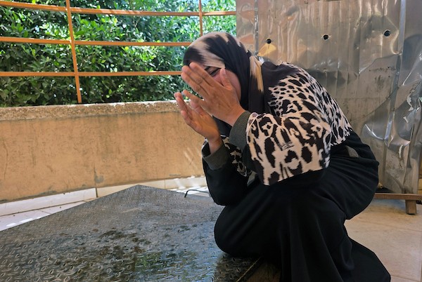 ودّع المشيّعون جثمان حذيفة كوارع خلال جنازته في مجمع ناصر الطبي بخان يونس، جنوب قطاع غزة، في 13 أغسطس/آب 2026.(صورة: طارق محمد )