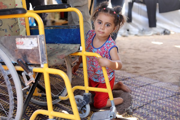 الطفلة جمالات علاء ضبان، ثلاث سنوات ونصف فقدت ساقها اليسرى في هجوم إسرائيلي شمال غزة في مايو/أيار الماضي، ولا تزال تنتظر تركيب طرف صناعي. صورة: بلال أسامة