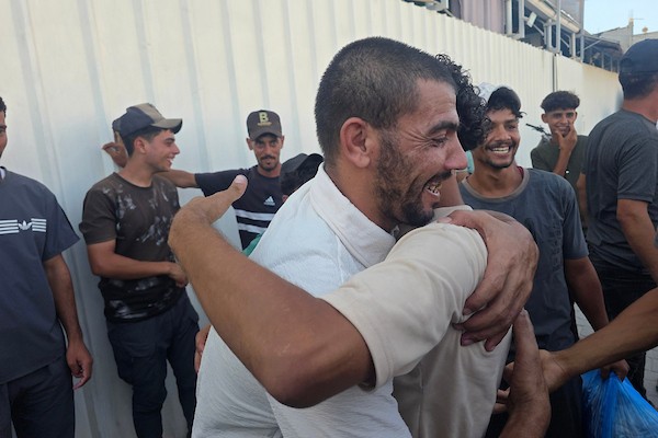 وصل أسرى فلسطينيون مُفرج عنهم من السجون الإسرائيلية إلى مستشفى ناصر في خان يونس، جنوب قطاع غزة، عبر معبر كرم أبو سالم، برفقة اللجنة الدولية للصليب الأحمر، لإجراء فحوصات طبية في 30 أغسطس/آب 2026. (صورة: طارق محمد)