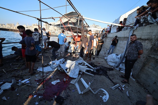 فلسطينيون في موقع غارة جوية إسرائيلية استهدفت مجموعة من المدنيين على الواجهة البحرية غرب مدينة غزة، في 18 أغسطس/آب 2026.(صورة: هادي داود)