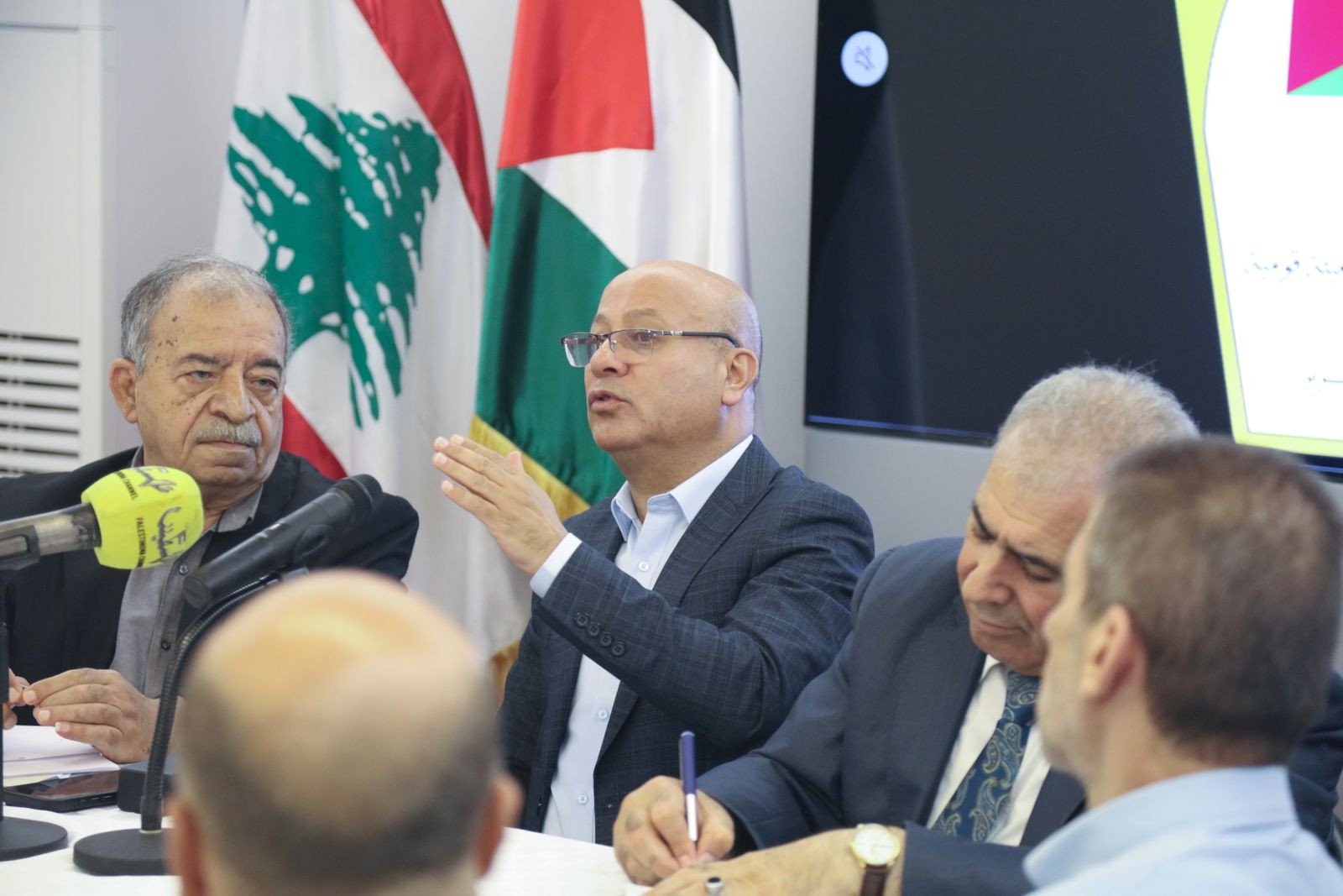 أبو هولي يضع اللجان الشعبية في المخيمات الفلسطينية بلبنان في صورة التحركات السياسية لحماية الأونروا وتعزيز صمود اللاجئين 11.jpg
