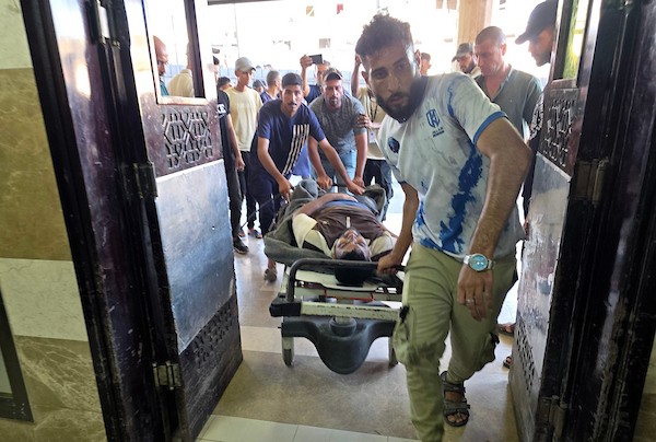 نقل جرحى، بينهم أطفال، إلى مجمع ناصر الطبي في خان يونس، جنوب قطاع غزة، في 23 أغسطس/آب 2026. (صورة: طارق محمد)