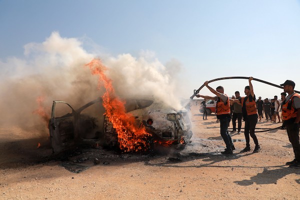 عناصر من الدفاع المدني وفلسطينيون نازحون يعملون على إخماد حريق اندلع في سيارة عقب غارة إسرائيلية على شارع الرشيد، جنوب غرب مدينة غزة، قطاع غزة، في 13 أغسطس/آب 2026.صورة: أحمد إبراهيم