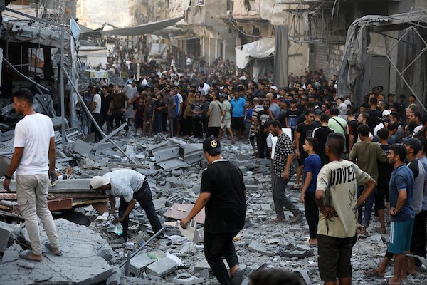 تجمع فلسطينيون في موقع غارة إسرائيلية استهدفت مبنى سكنياً في مخيم الشاطئ، غرب مدينة غزة، في 24 أغسطس/آب 2026. صورة من بلال أسامة
