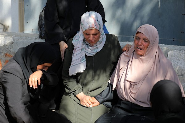 ودّع المشيّعون جثامين سبعة فلسطينيين قُتلوا في غارة جوية إسرائيلية على مقهى في ميناء غزة في اليوم السابق، وذلك خلال جنازتهم في مستشفى الشفاء بمدينة غزة، في 19 أغسطس/آب 2026.