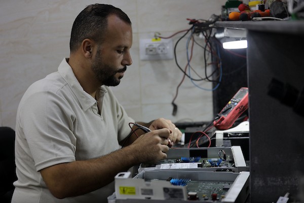 مهندسون يحاولون إصلاح أجهزة طبية تضررت جراء القصف والدمار في مستشفى الشفاء بمدينة غزة، في 16 آب/أغسطس 2026. (صورة: بلال أسامة)